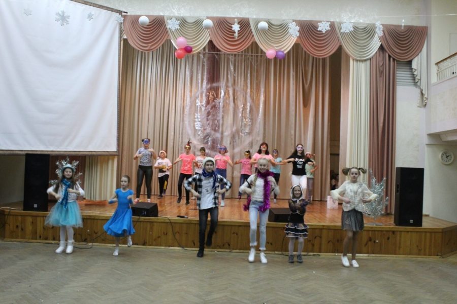Театралізоване новорічне дійство «Маша і Вітя  у країні Задзеркалля»