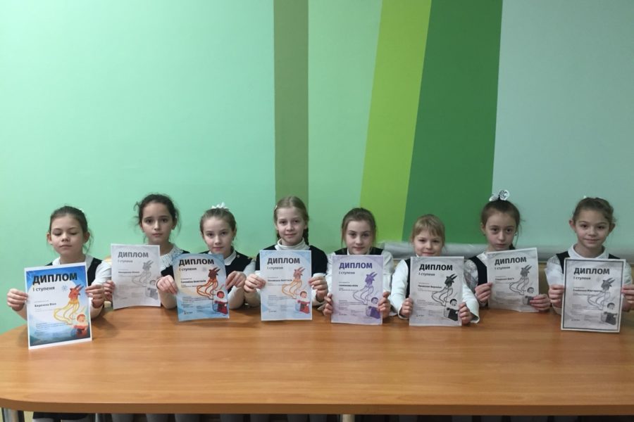 Учні 3-Б класу святкують перемогу у зимовому конкурсі “Новорічні свята”