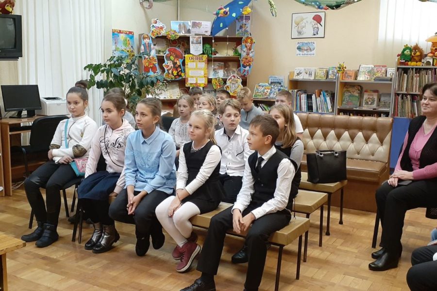 Зустріч учнів 4-А та 4-Г класів із сучасною письменницею О. Русіною